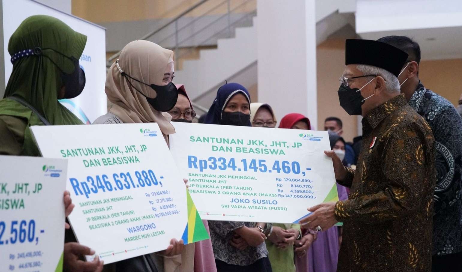 Wapres KH Ma'ruf Amin menyerahkan bantuan  sosial dan  BPJSTK ( Foto: BPMI Setwapres)