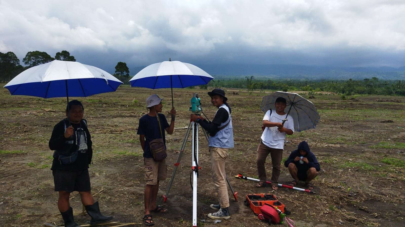 UPN “Veteran” Yogyakarta dan GUSDURian Peduli melakukan Kajian Penentuan Kebutuhan Air Baku di tempat relokasi penyintas Erupsi Semeru, Kabupaten Lumajang. (Foto: Gusdurian Peduli)