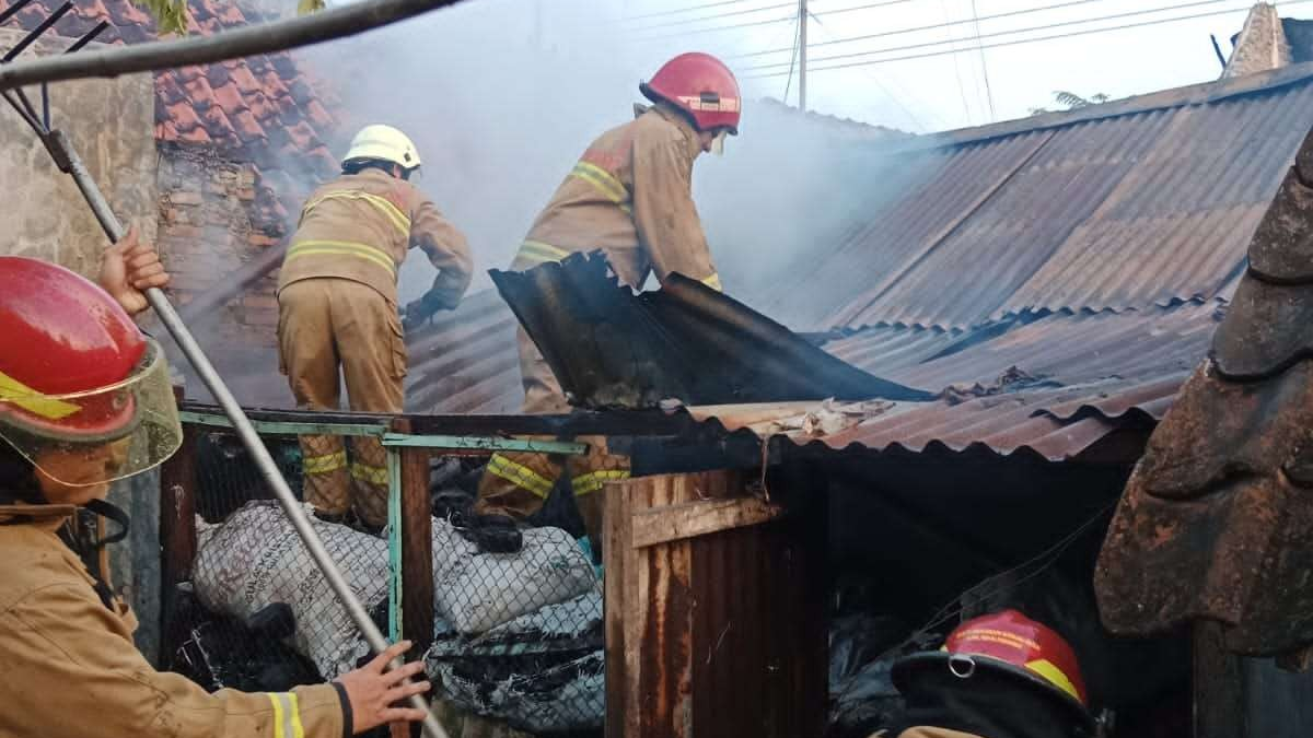 Petugas pemadam kebakaran berjibaku kendalikan kebakaran di Kecamatan Kedewan. (Foto: Dokumentasi Dinas Pemadam Kebakaran)