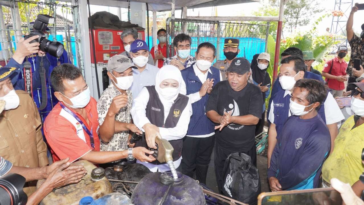 Gubernur Jawa Timur Khofifah Indar Parawansa didampingi Bupati Lamongan Yurohnur Efendi saat sidak TPI Brondong (Foto:Fok Prokopim Lamongan/Ngopibareng.id)