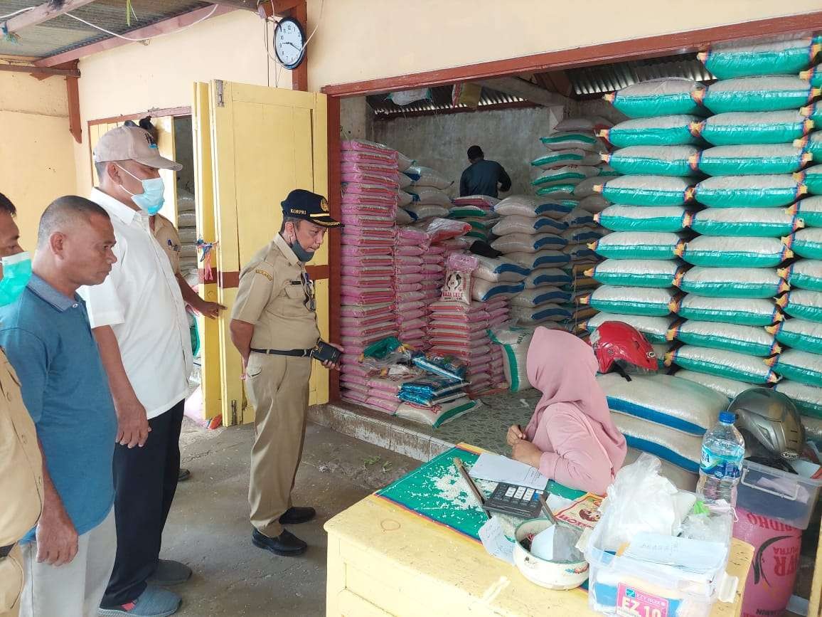 TPID Kabupaten Tuban melakukan monitoring stok dan harga kebutuhan pokok di pasar baru Tuban (Foto: Khoirul Huda/Ngopibareng.id)