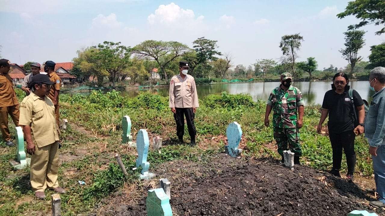 Anggota TNI/Polri dan warga menyaksikan makam yang dibongkar dan dicuri tali pocongnya di Dusun Plarisan, Desa Jelak Catur, Kevakatan Kalitengah (Foto: Istimewa