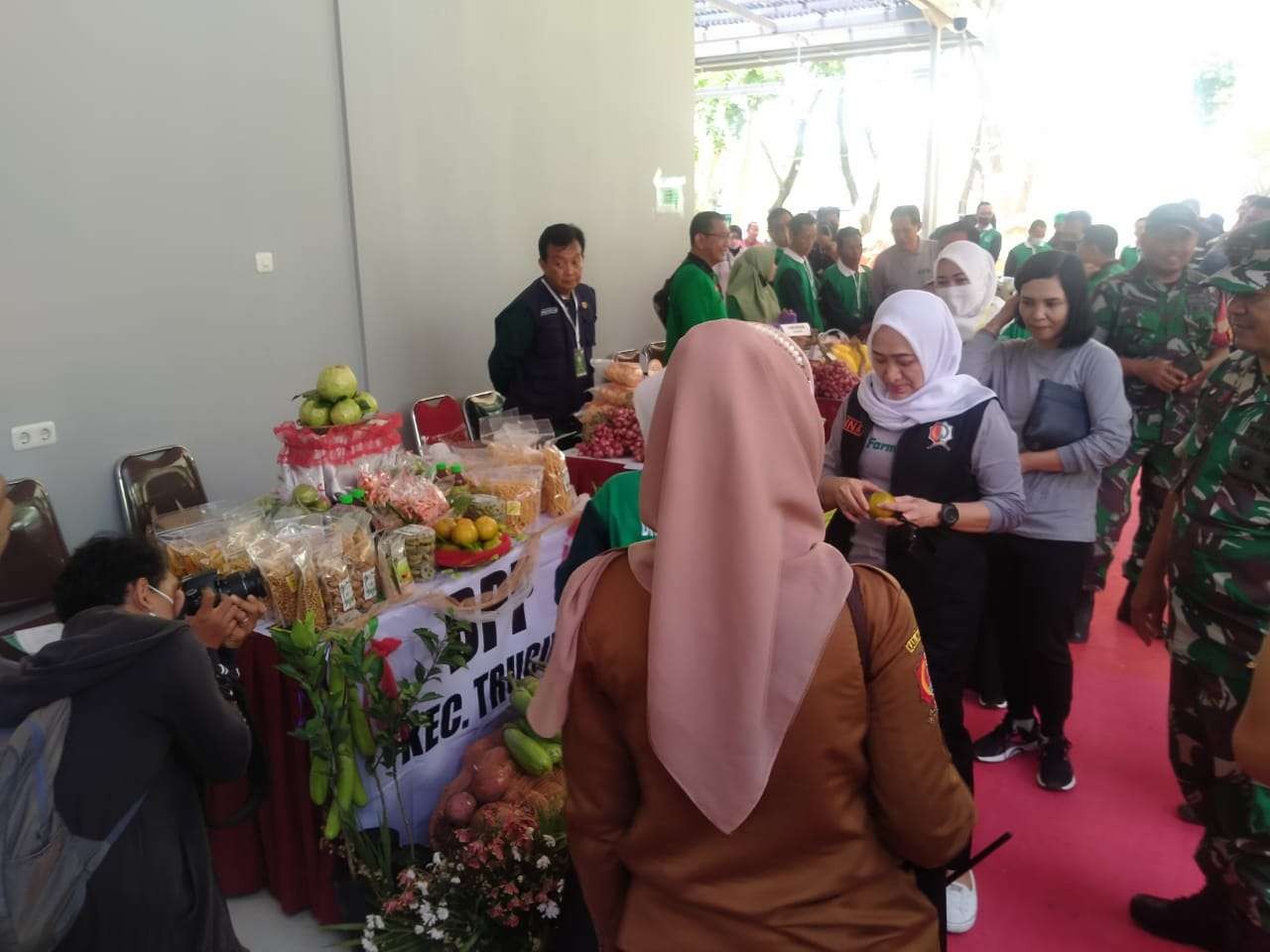 Petani Bojonegoro pamerkan komoditas pertanian lokal (ahmad sampurno/ngopibareng.id)