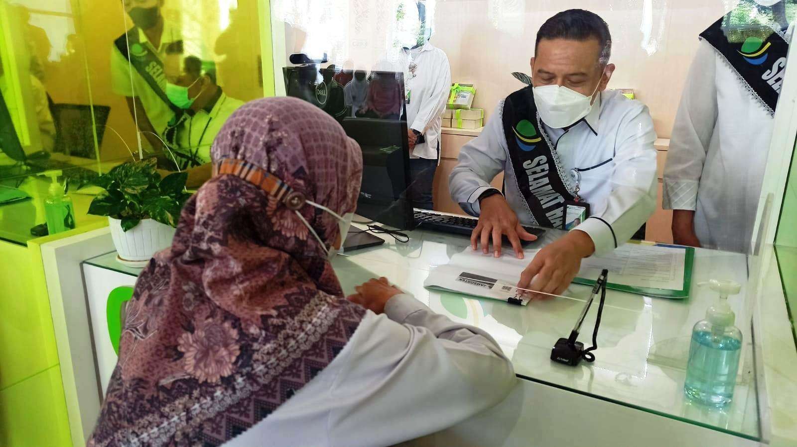 Direktur Keuangan BPJS Ketenagakerjaan Asep Rahmat Suwandha ikut melayani peserta BPJamsostek di Kantor BPJS Ketenagakerjaan Banyuwangi pada hari Pelanggan Nasional yang jatuh pada Senin, 5 September 2022 kemarin (foto: Muh Hujaini/ngopibareng.id)