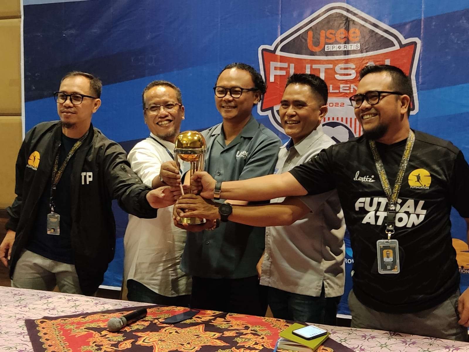 Manager Usee Sports, Yohanes Indra (tengah) bersama para stakeholder kegiatan Usee Sports Futsal Challenge 2022 Seri Ketiga di Surabaya, Selasa 6 September 2022. (Foto: Fariz Yarbo/Ngopibareng.id)