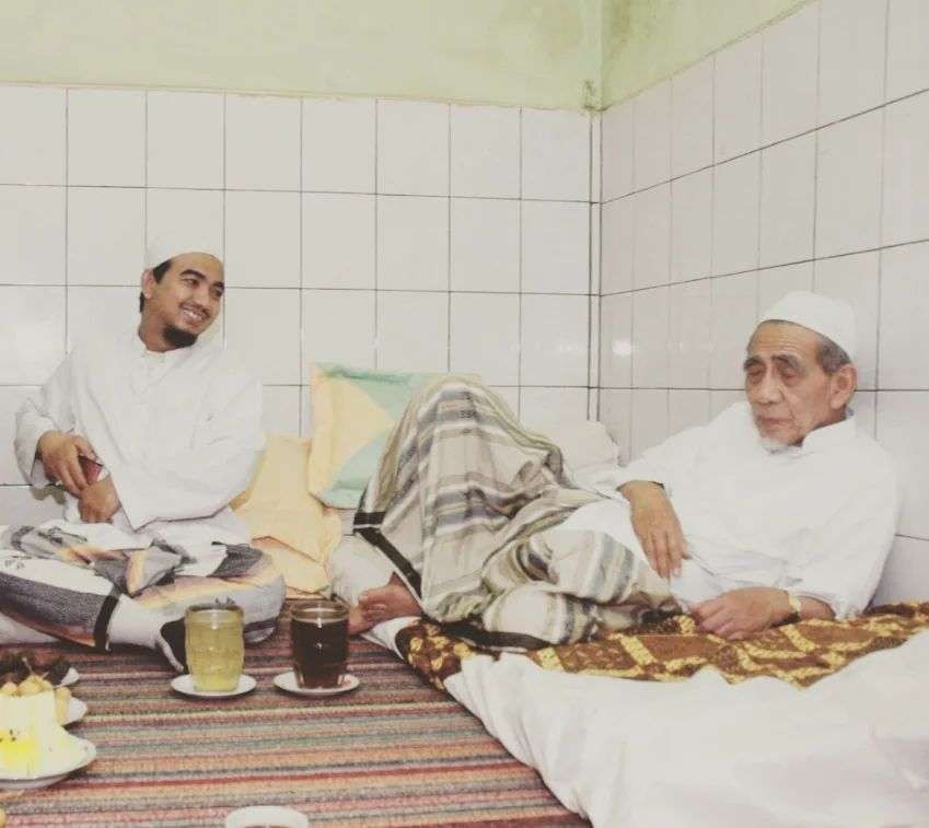 Syaikh Maimun Zubair saat bersama Nauval Mutahar di Pondok Pesantren Al-Anwar, Sarang, Rembang, Jawa Tengah. (Foto: Nauval Mutahar)