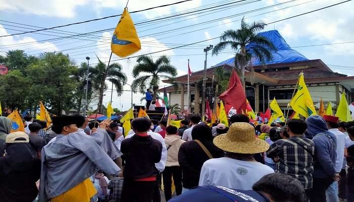 Cipayung Plus Jember menggelar aksi tolak kenaikan harga BBM (Foto:Rusdi/Ngopibareng.id)