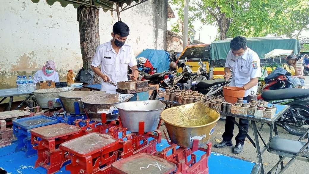 Proses tera ulang alat ukur milik para pedagang di Pasar Baru Tuban (Foto: Khoirul Huda/Ngopibareng.id)