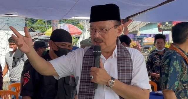 Erros Djarot memberi sambutan saat berada di Kecamatan Luhak Nan Duo, di Kabupaten Pasaman Barat, Sumatera Barat kemarin, untuk meninjau tanah ulayat yang kini dikuasai Wilmar Group. (Foto: Yuyun)