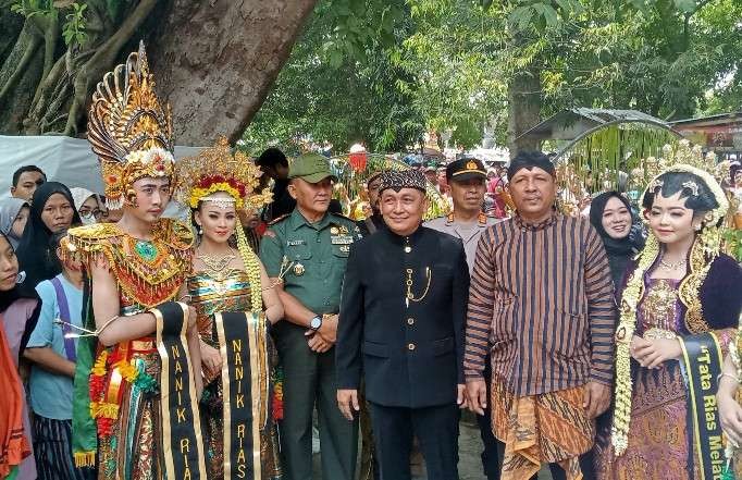 Wakil Bupati Tuban, H. Riyadi didampingi Kades Maibit dan Forkopimcam Rengel bersama peserta kirab budaya (Foto: Khoirul Huda/Ngopibareng.id)