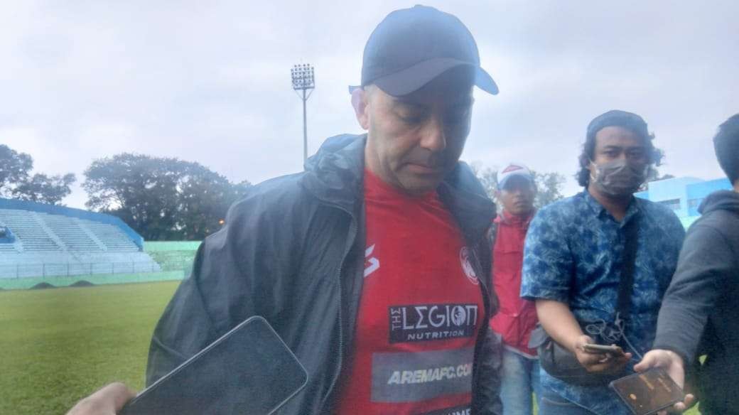 Pelatih Kepala Arema FC, Javier Roca usai memimpin latihan tim di Stadion Gajayana, Kota Malang (Foto: Lalu Theo/ngopibareng.id)