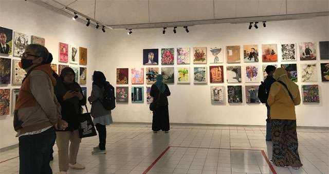 Suasana pameran Mini Art Malang 22 PAINT IN B(L)ACK di Dewan Kesenian Malang (DKM). (Foto: Kharisma Nanda Zenmira)