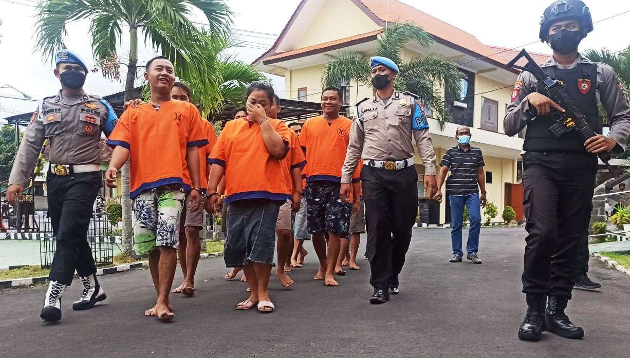 Para tersangka kasus penyalahgunaan narkoba yang diamankan Polresta Banyuwangi selama operasi Tumpas (Foto: Muh Hujaini/Ngpibareng.id)