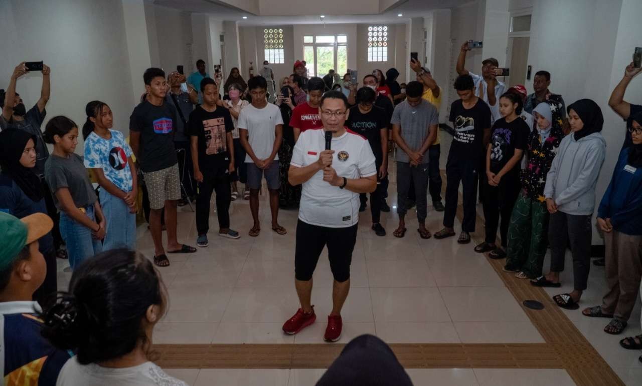 Orang tua atlet saat mengantarkan anaknya mengikuti pelatihan DBON di Unesa. (Foto: dok Unesa)