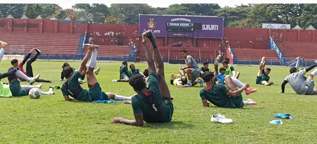 Jelang lakoni laga lawan Rans Nusantara FC, Persik gelar latihan di Stadion Brawijaya Kediri. (Foto: Fendhy Plesmana/Ngopibareng.id)