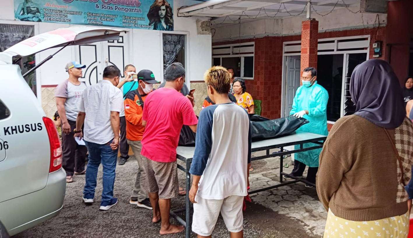 Jenazah nenek Baenah dibawa ke rumah duka setela dievakuasi dari sungai (Foto:istimewa)