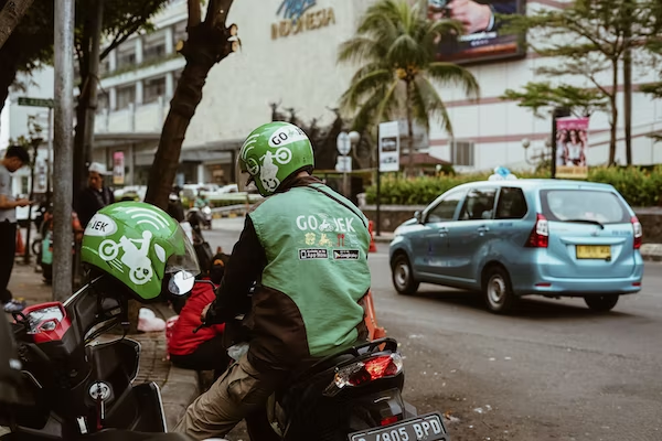 Tarif ojek online atau ojol akan naik per 10 September 2022. Tarif batas atas dan bawah ojol rata-rata naik 8 persen. Agar jaga pasar. (Foto: unsplash)