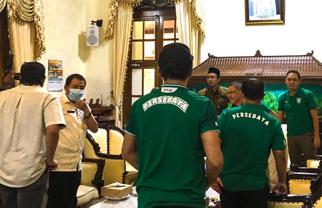 Tim Persebaya Surabaya saat menemui Bupati Sidoarjo (foto: Dok)