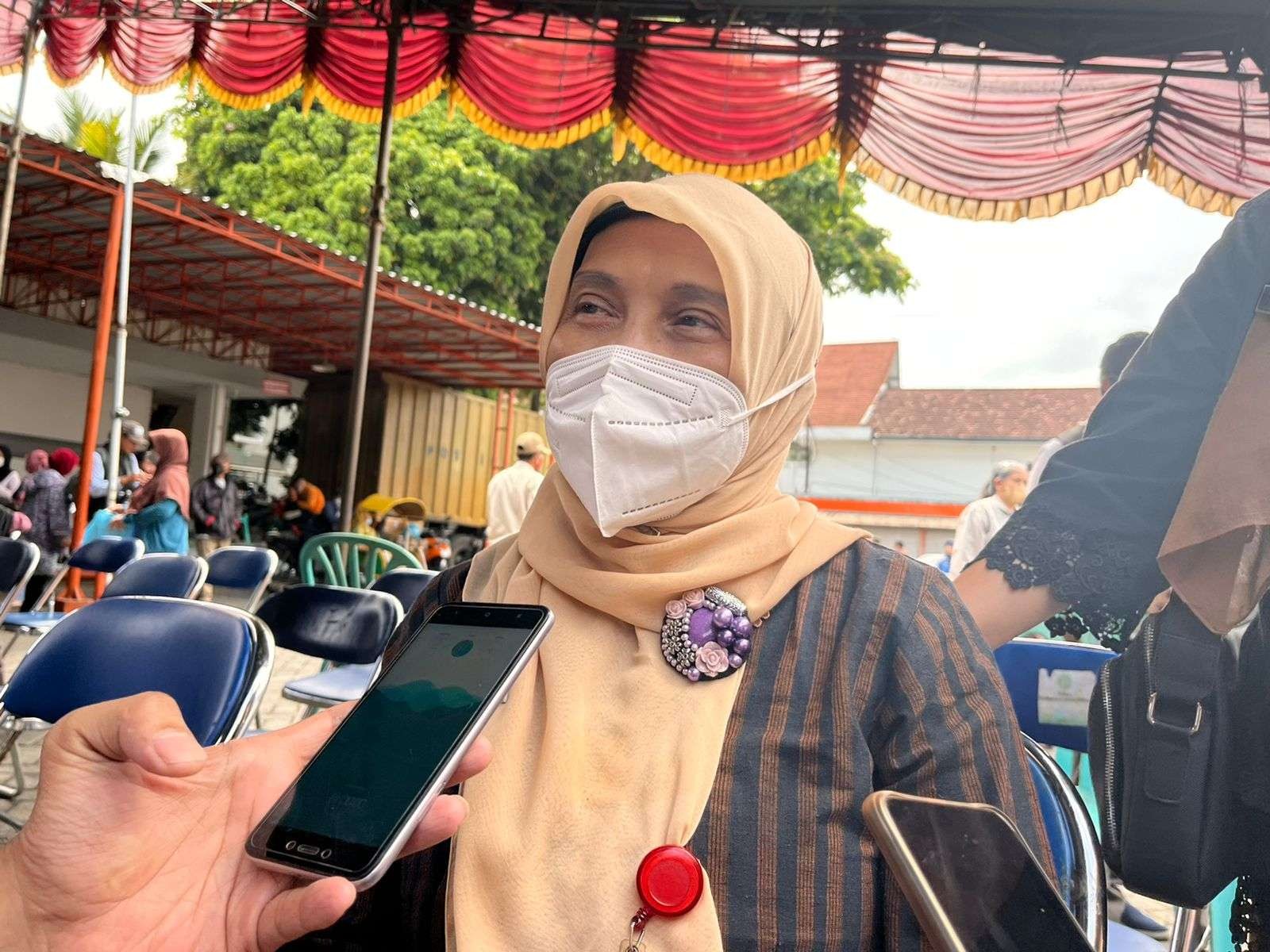 Kepala Dinas Sosial Pemberdayaan Perempuan, Perlindungan Anak, Pengendalian Penduduk dan Keluarga Berencana (Dinsos-P3AP2KB) Kota Malang, Penny Indriani saat memantau penyaluran bantuan di Kantor Pos Malang (Foto: Lalu Theo/ngopibareng.id)