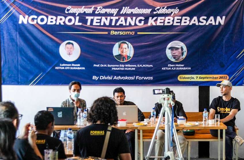 Dialog bareng yang digelar Forum Wartawan Sidoarjo bahas kekerasan digital jurnalis. (Foto: Aini/Ngopibareng.id)