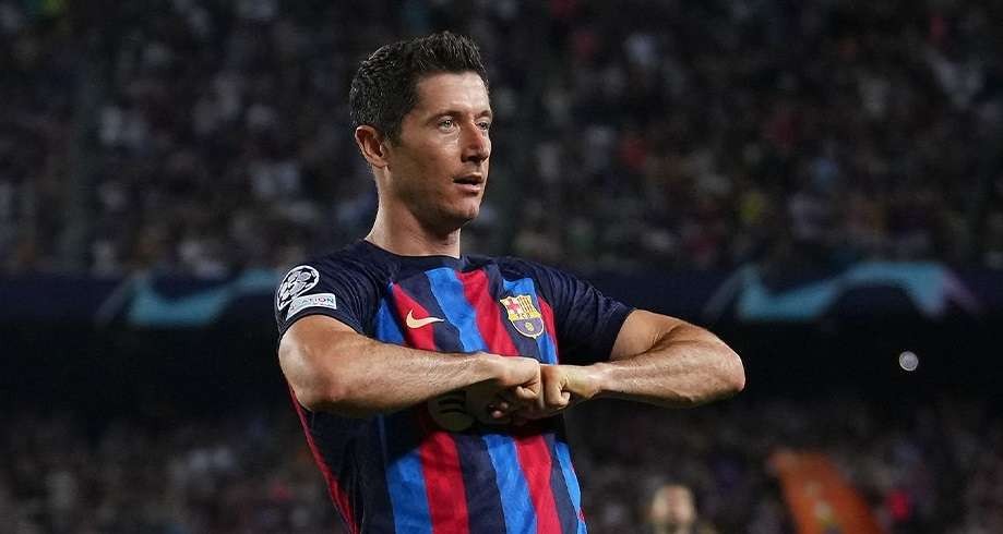 Gaya selebrasi Robert Lewandowski usai mencetak gol ke gawang Victoria Plzen. (Foto: Twitter/@FCBarcelona)