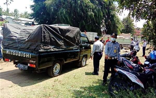 Belasan mobil angkutan barang terjaring razia gabungan polisi dan Dishub, karena kedapatan surat uji KIR kadaluarsa. (Foto: Satlantas polres Bondowoso)