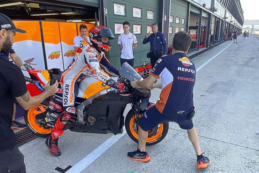 Marc Marquez (Repsol Honda Team) kembali menjajal Honda RC213V baru setelah operasi lengan kanan. (Foto: Istimewa)