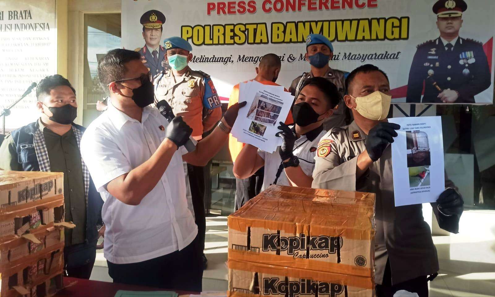 Kasat Reskrim Polresta Banyuwangi menunjukkan foto burung dilindungi yang diamankan dari pelaku (foto:Muh Hujaini/Ngopibareng.id)