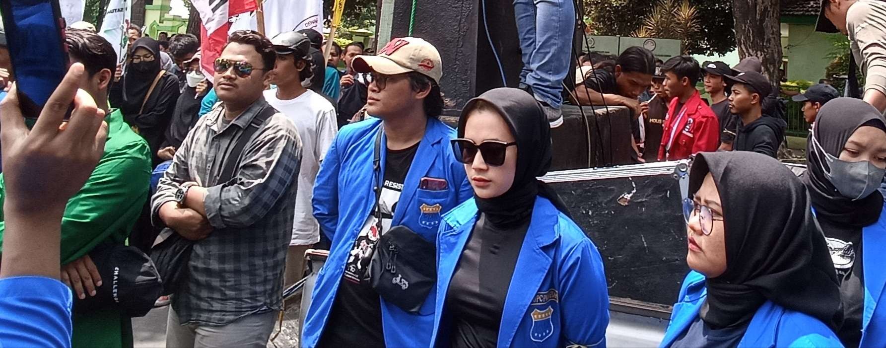 Jelang Rapat Paripurna, Kantor DPRD Kota Kediri didatangi ratusan mahasiswa tolak kenaikan BBM. (Foto: Fendhy Plesmana/Ngopibareng.id)