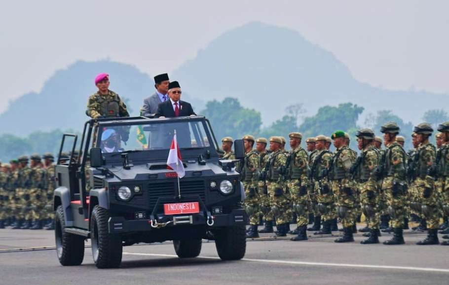 Wapres Ma'ruf Amin didampingi Menhan Prabowo Subianto meninjau barisan saat menjadi Irup. Penetapan Komponen Cadangan (Komcad) Tahun Anggaran 2022 di Pusat Pendidikan dan Latihan Pasukan Khusus (Pusdiklatpassus) (Foto: BPMI Setwapres)