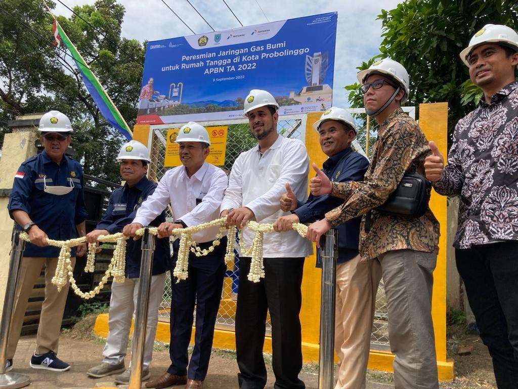 Walikota Probolinggo, Habib Hadi Zainal Abidin (nomor empat dari kiri) bersama jajaran pejabat PT. PGN dan Dinas ESDM Pemprov Jatim saat peresmian jarigan gas. (Foto: Ikhsan Mahmudi/Ngopibareng.id)