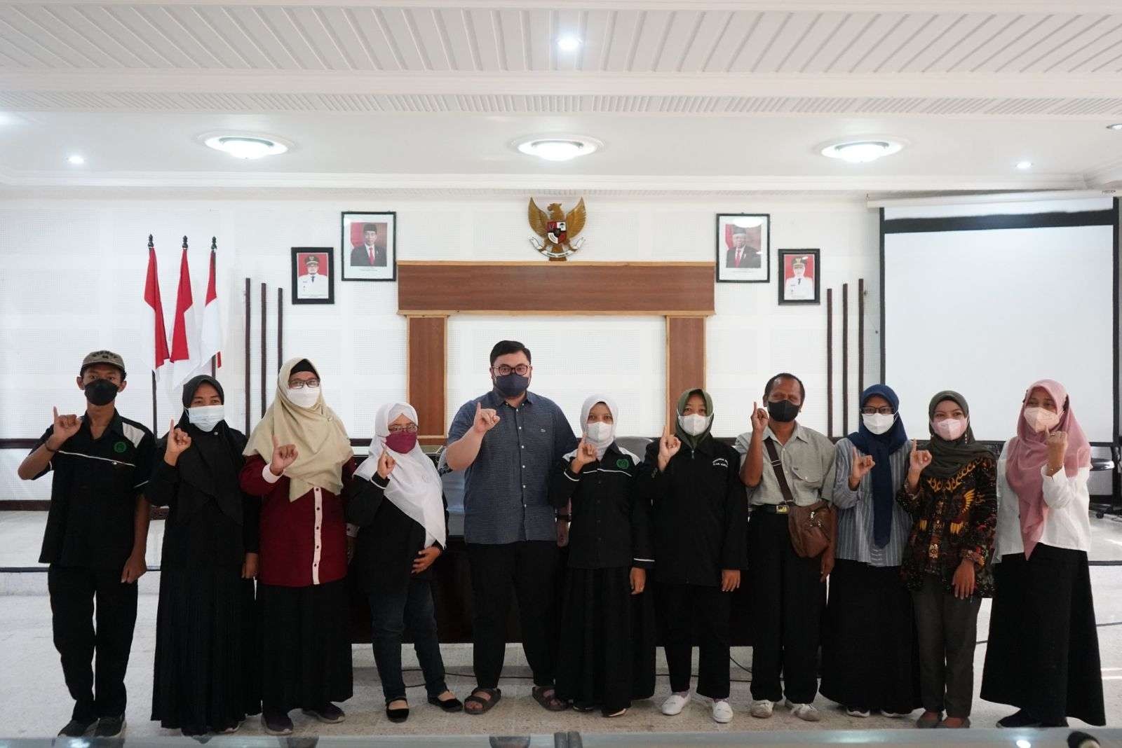 Bupati Kediri Hanindito Himawan Pramono alokasikan BLT BBM bagi 300 penyandang disabilitas di tengah kenaikan harga BBM bersubsidi. (Foto: Kominfo Kabupaten Kediri)