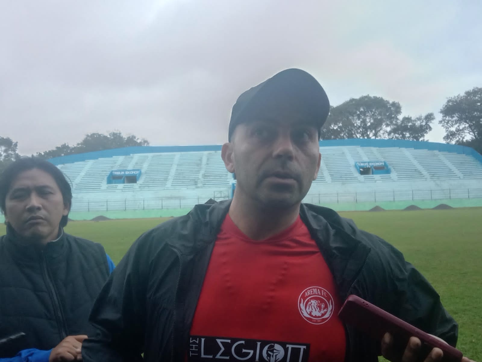 Pelatih Kepala Arema FC, Javier Roca saat berada di Stadion Gajayana, Kota Malang (Foto: Lalu Theo/ngopibareng.id)