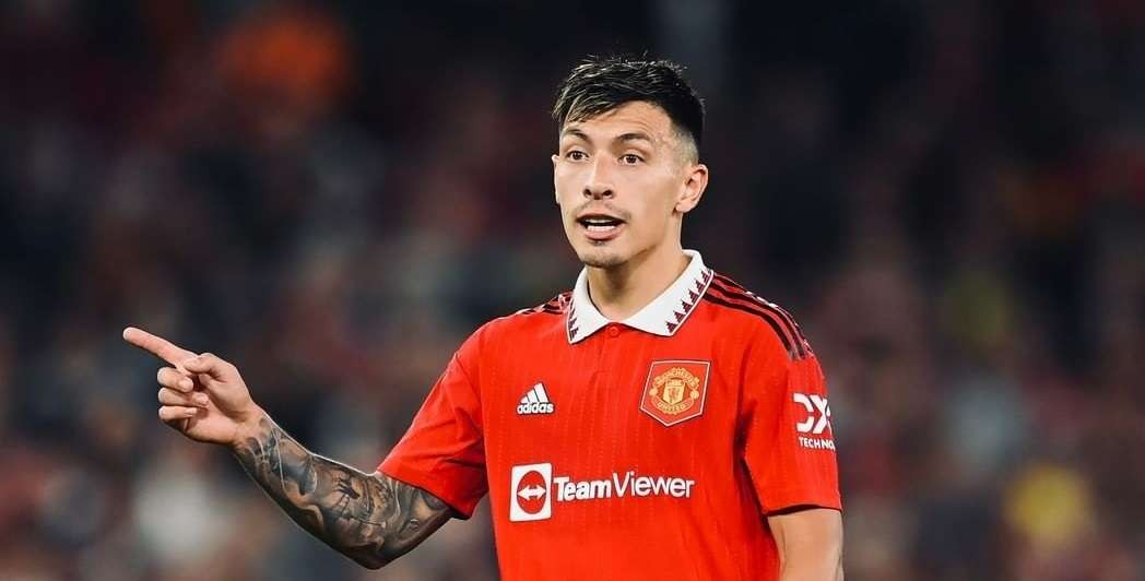 Pelanggaran Lisandri Martinez menjadi petaka bagi Manchester United saat kalah 0-1 dari Real Sociedad di matchday 1 Liga Europa 2022/2023. (Foto: Instagram/@manchesterunited)