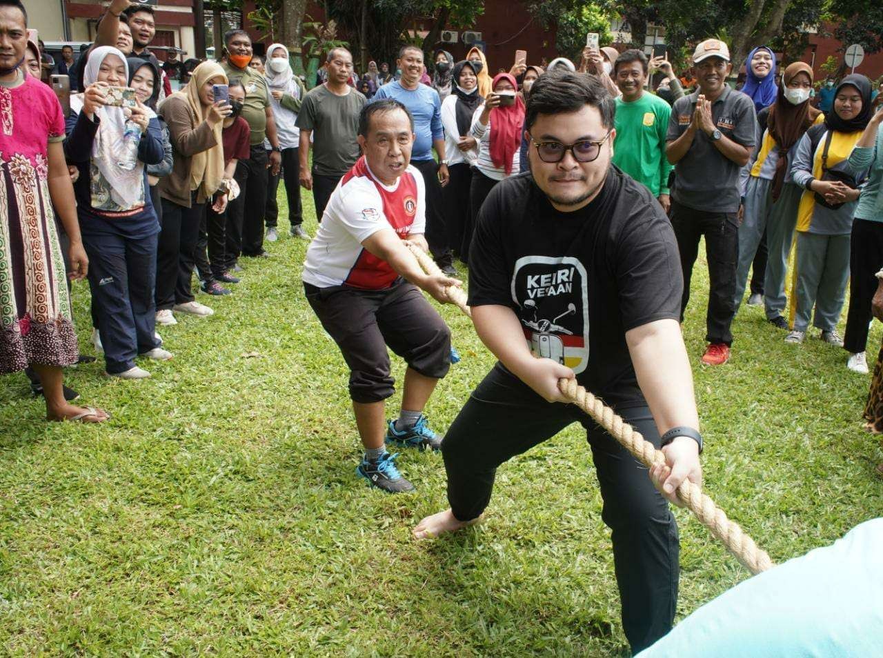 Peringati Haornas Bupati Kediri Hanindito Himawan Pramana Tarik Tambang Lawan SKPD (Foto Kominfo Kabupaten Kediri )