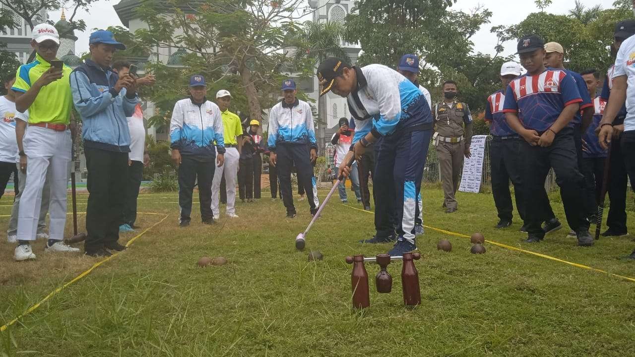 Bupati Lamongan Yurohnur Efendi sedang mencoba woodballl dan gateball (Foto: Imron Rosid/Ngopibaremg.id)