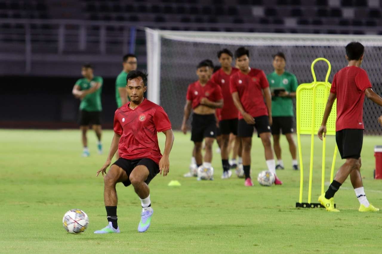 Pemain-pemain Timnas U-20 saat menjalani latihan di Stadion Gelora Bung Tomo, Surabaya, Kamis 8 September 2022 malam. (Foto: Fariz Yarbo/Ngopibareng.id)