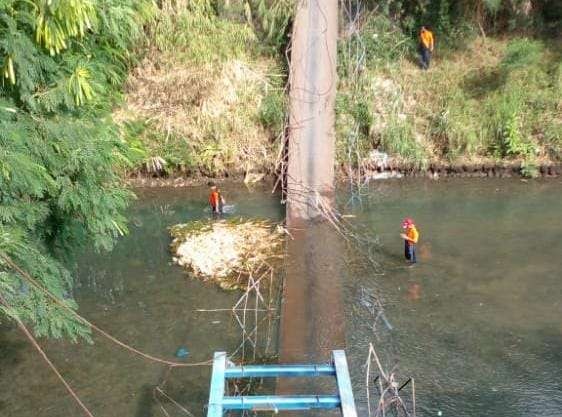 Jembatan gantung di Desa Kregenan, Kecamatan Kraksaan, Kabupaten Probolinggo ambruk, puluhan murid luka-luka. (Foto: Ikhsan Mahmudi/Ngopibareng.id)