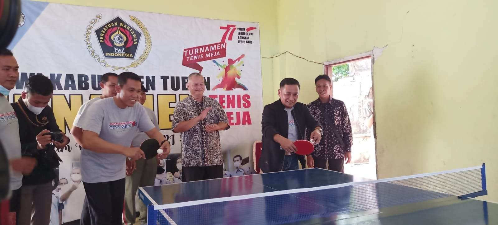 Pertandingan ekshibisi antara forkopimda yang hadir dalam pembukaan turnamen tenis meja PWI Tuban. (Foto: Dokumentasi PWI Tuban)