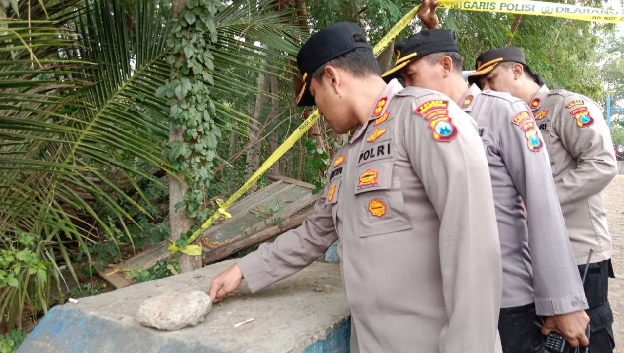 Kapolres Probolinggo, AKBP Teuku Arsya Khadafi dan jajarannya saat meninjau kaki jembatan gantung yang ambruk. (Foto: Ikhsan Mahmudi/Ngopibareng.id)