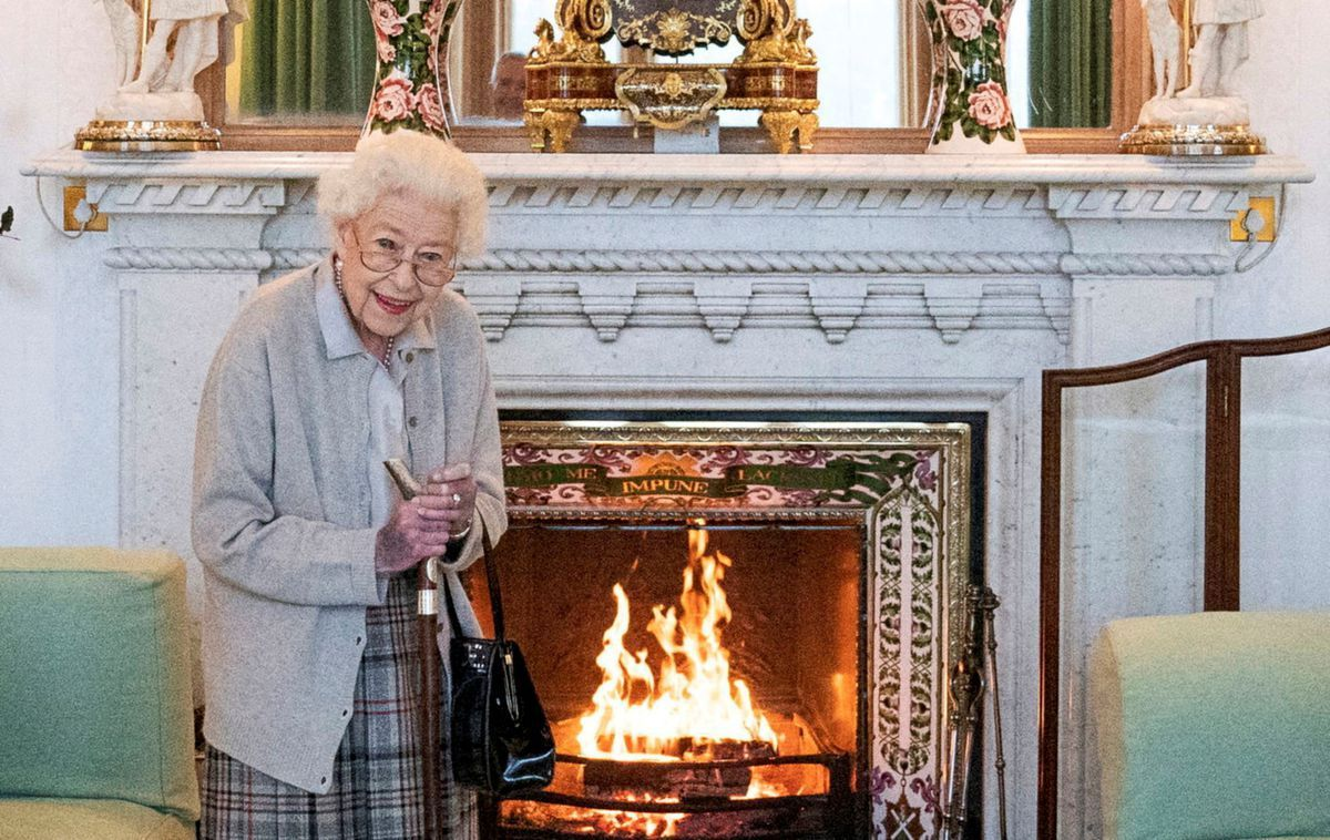 Ratu Elizabeth II tampak kurus dan punggung tangannya lebam. Foto terakhir diambil pada Selasa, 6 September 2022, atau tiga hari sebelum mangkat, Jumat 9 September 2022. (Foto: AP)