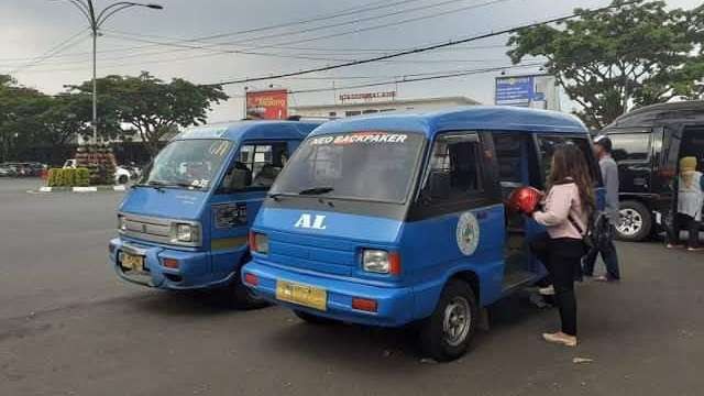 Salah satu penumpang angkot di Kota Malang (Foto: Lalu Theo/Ngopibareng.id)