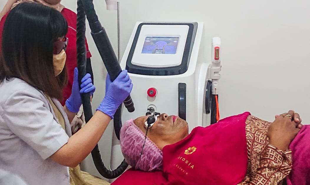 Dokter estetik sedang melakukan treatment laser wajah. (Foto: Aini Arifin/Ngopibareng.id)