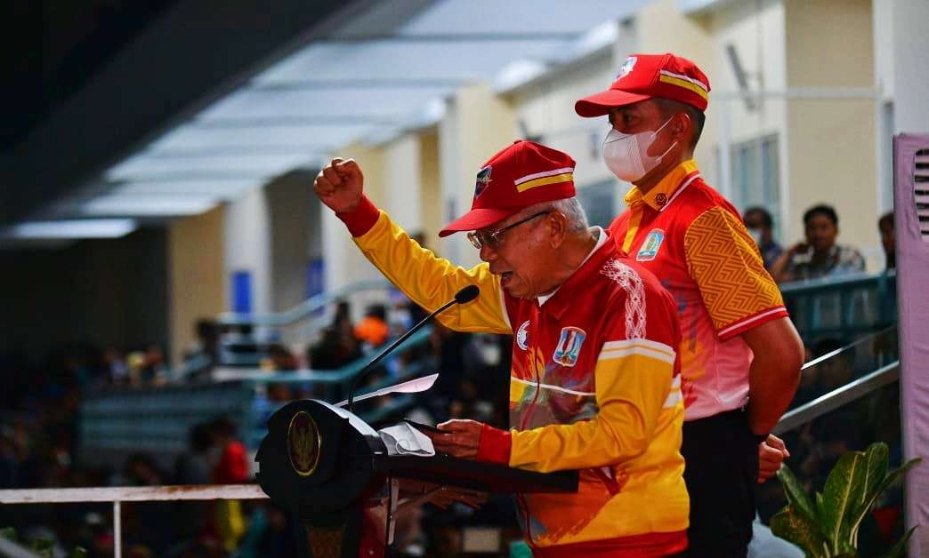 Wakil Presiden Ma'ruf Amin, menyampaikan salam olah raga untuk membangkitkan semangat olahragawan Indonesia agar lebih berprestasi (Foto: BPMI Setwapres)