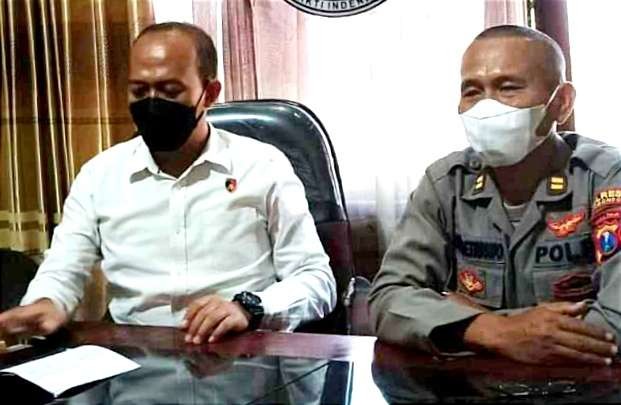 Kasatreskrim Polres Situbondo, AKP Dhedi Ardi Putra (putih) didampingi Kadai Humas Polres, Iptu Achmad Sutrisno menjelaskan penangkapan pelaku perkosaan pelajar SMP. (Foto: Humas Polres Situbondo)