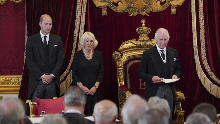 Raja Charles III pidato resmi pertama ditemani Permaisuri Camilla dan Pangeran William. (Foto: AFP)