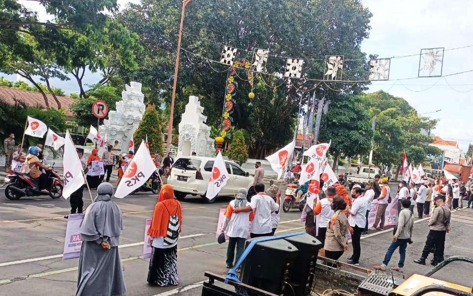 Massa PKS Banyuwangi menggelar aksi unjuk rasa menolak kenaikan harga BBM. (Foto: Istimewa)