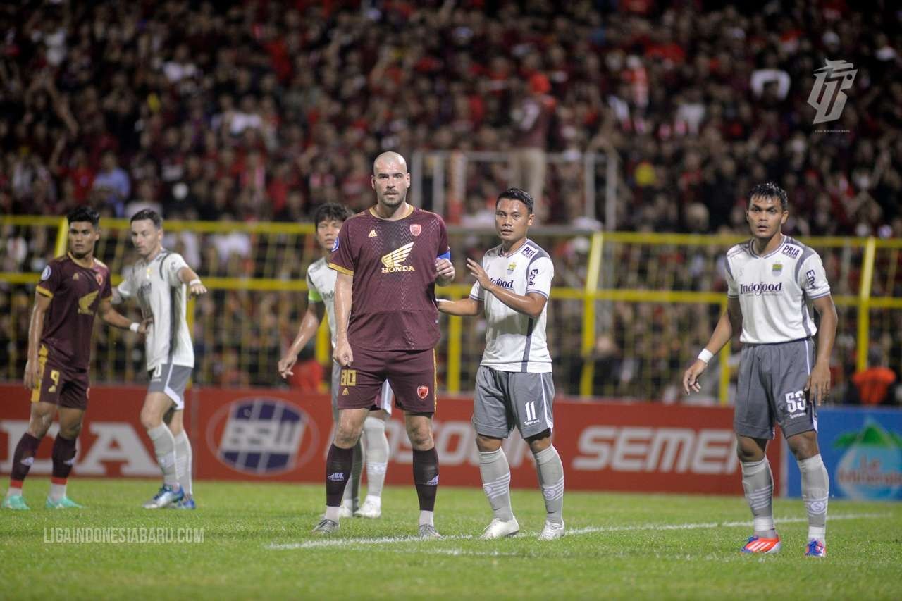 Pemain PSM Makassar, Wiljan Pluim (tengah) saat menghadapi Persib Bandung. (Foto: LIB)