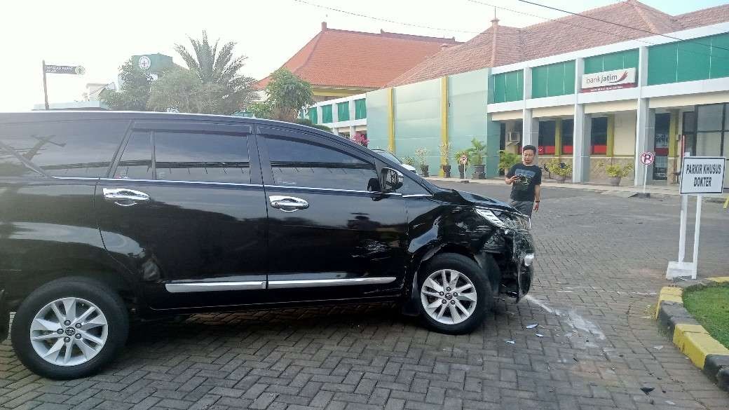 Mobil yang diparkir di depan IGD RSUD dr. Koesma Tuban rusak saat ditabrak tahanan yang kabur. (Foto: Khoirul Huda/Ngopibareng.id)