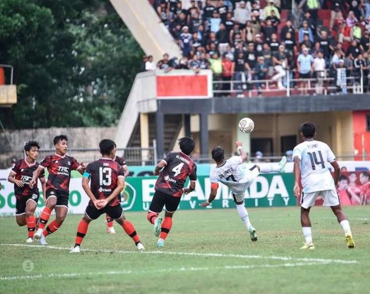 Persela berhasil menahan imbang Persikat saat menghadapi Persekat (Foto: Istimewa)